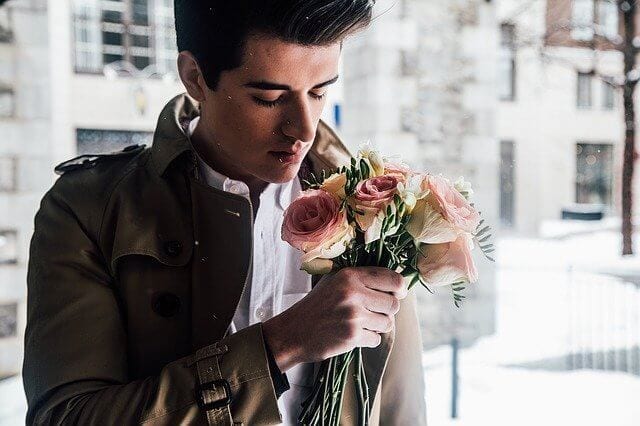 Młody mężczyzna z bukietem kwiatów